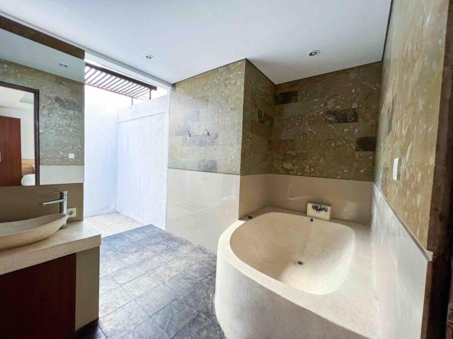 Cosy And Cheerful 2 Bedroom 5mins To Finns Villa Canggu (Bali)